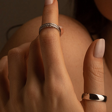 Пара с дизайнерским обручальным кольцом