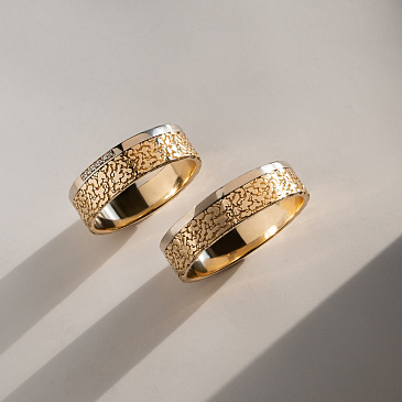 Парные обручальные кольца фактурные из желтого и белого золота